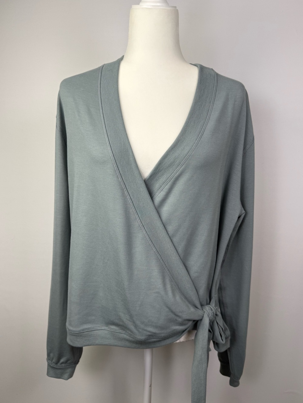 NWT Thrive Societe Women’s Long-Sleeve Wrap Sweatshirt, Large
